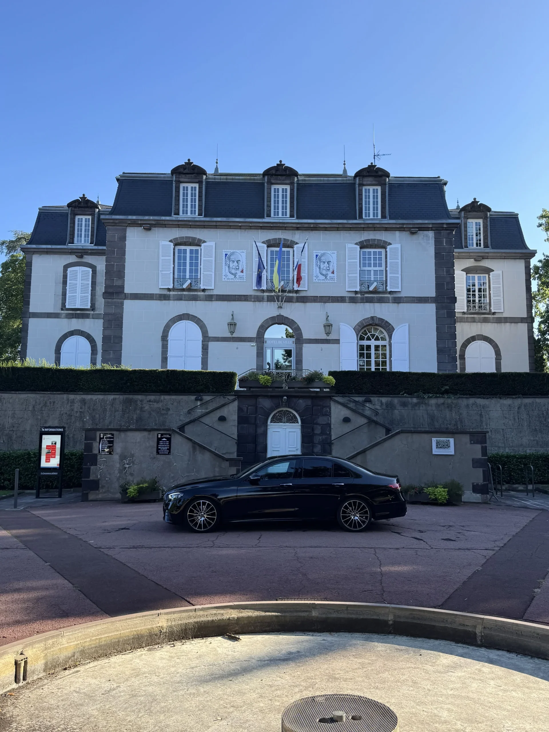 Mercedes Classe E noire stationnée devant la mairie de Chamalières