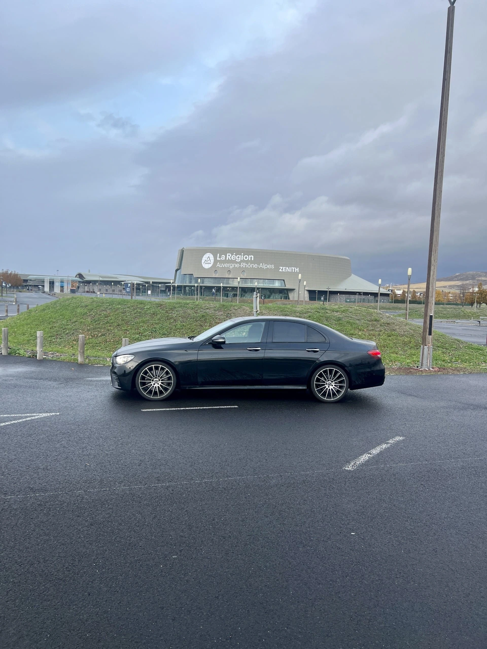 Voiture VTC haut de gamme à Cournon-d'Auvergne devant le Zénith d'Auvergne